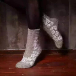 Siberia Spirit Wintry Roses Crew Socks -Fashion Comprehensive White roses crew home socks 720x ae96b019 c035 4a96 8613 7e42f1b77a0c