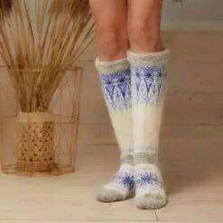Siberia Spirit Enchanted Icicles Under-the-Knee Socks 5 Siberia Spirit Enchanted Icicles Under-the-Knee Socks -Fashion Comprehensive Woman legs tall white blue socks 720x 6852d5ff 8df5 4c7e bc66 f141aade480d